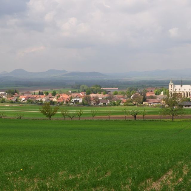 Městys Slavětín na Lounsku s kostelem sv. Jakuba Většího | foto:  Jirka Dl,  Wikimedia Commons,  CC BY-SA 3.0