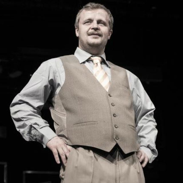 Vasil Fridrich jako David Brent v inscenaci Divadla Rokoko Kancl | foto: Igor Chmela,   Městská divadla pražská