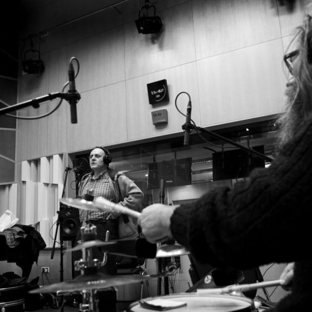 Jaroslav Dušek improvizuje v rozhlasovém studiu v rámci Kabaretu v éteru se svým divadlem Vizita  (na bicí hraje Zdeněk Konopásek) | foto: Tomáš Vodňanský,  Český rozhlas