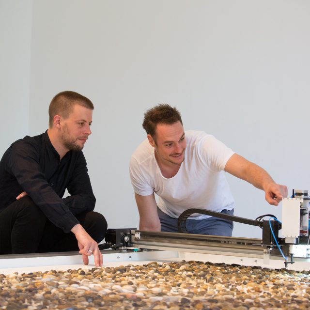 Prokop Batoniček a Benjamin Maus nad projektem Jller | foto: Ars Electronica,   CC BY-NC-ND 2.0,  tom mesic