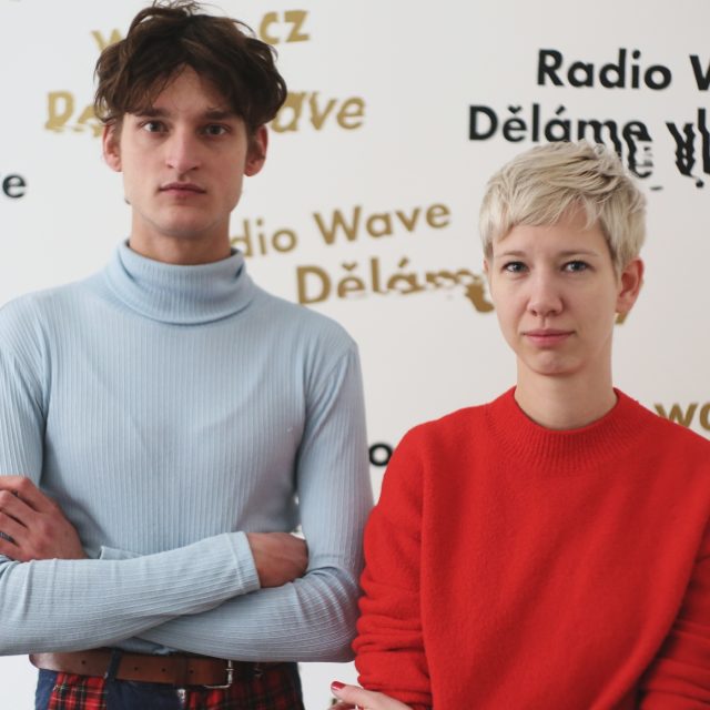 Laureát Ceny Jindřicha Chalupeckého Lukáš Hofmann a kurátorka výstavy finalistů Tereza Jindrová | foto: Barbora Linková