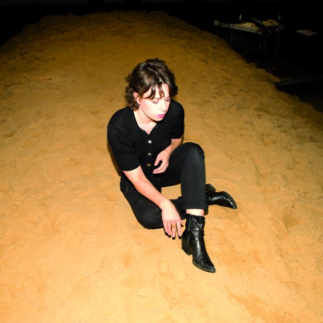 Režisérka Katharina Schmitt v písečné scéně v ostravském Dole Hlubina,  kde inscenovala Nauku o afázii v rámci Dnů nové opery Ostrava | foto: Lena Luga