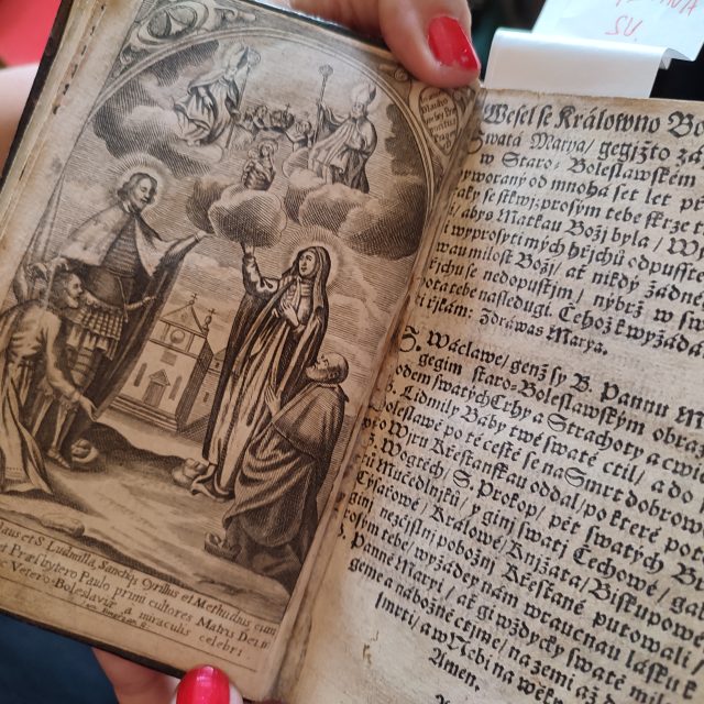 Jedno z vyobrazení svaté Ludmily ve starých knihách,  které uchovávají v pražském Klementinu | foto: Kateřina Havránková,  Český rozhlas