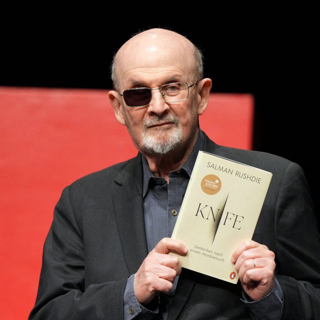 Spisovatel Salman Rushdie vydal knížku s názvem Knife,  Nůž | foto: Soeren Stache,  DPA / dpa Picture-Alliance via AFP / Profimedia