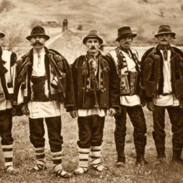Huculové,  obyvatelé Podkarpatské Rusi v lidových krojích,  kolem roku 1920 | foto: Library of Congress,  CC0 1.0