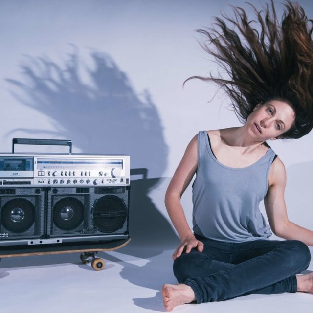 V rámci letošního festivalu 4+4 dny v pohybu australská performerka Nicola Gunn v představení Skladba pro člověka a magneťák kriticky a zároveň s komickým odstupem rozpitvá nesnesitelné rysy lidského chování. | foto: 4+4 dny v pohybu