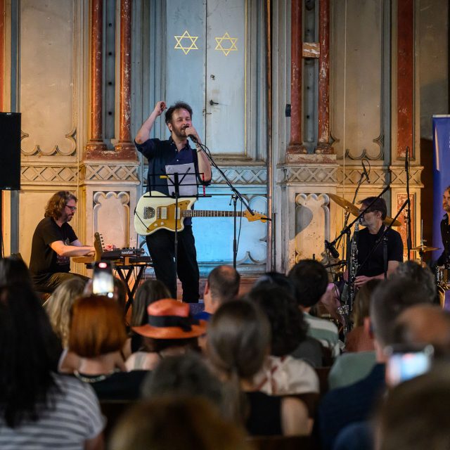 Kapela Květy a Krása Quartet zahájili Zakázané léto na Vltavě koncertem v libeňské synagoze 3. července 2025 | foto: Petra Hajská