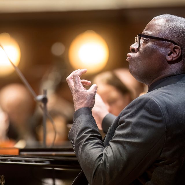 SOČR a dirigent Wayne Marshall | foto: Vojtěch Brtnický,  SOČR