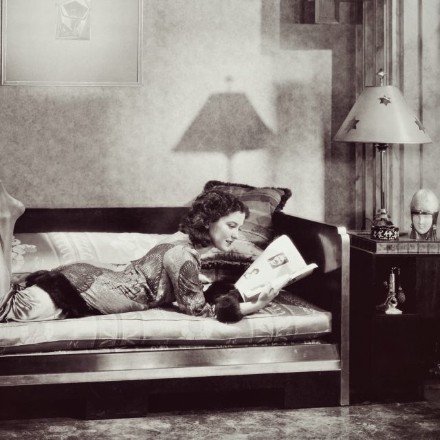 Žena si čte noviny,  1950  (ilustrační foto) | foto: Shutterstock