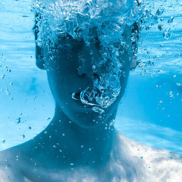 Pod vodou | foto: Senya Zhukavin,  Unsplash,  Licence Unsplash