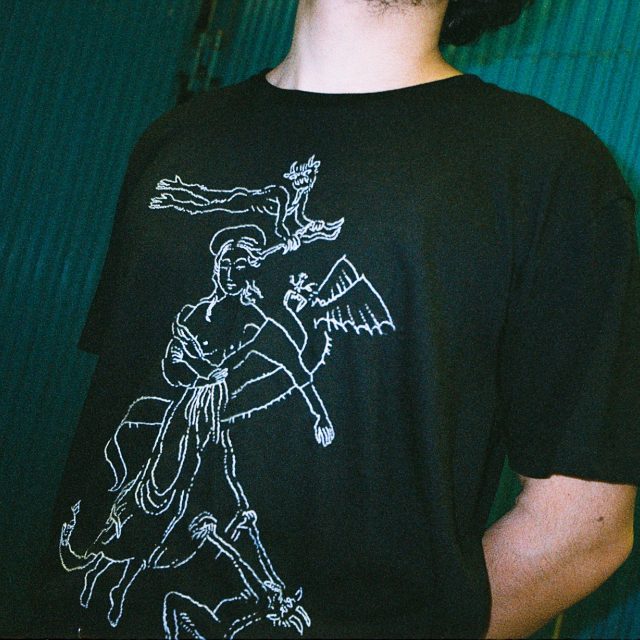 Architektka a výtvarnice Tereza Melková vyšívá na secondhandové oblečení temné motivy | foto: Tereza Melková