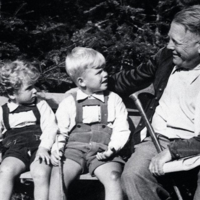 Hugo Vavrečka s vnuky Ivanem a Václavem Havlovými | foto: archiv Niny Pavelčíkové