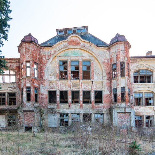 Bývalá sklárna v Kamenickém Šenově | foto: Radomír Kočí,  Prázdné Domy