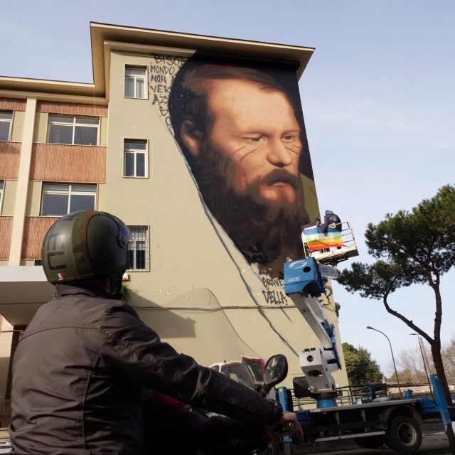 Nástěnná malba zobrazující Fjodora Michajloviče Dostojevského v Neapoli,  kterou italský umělec Jorit vytvořil na protest proti cenzuře | foto: Profimedia