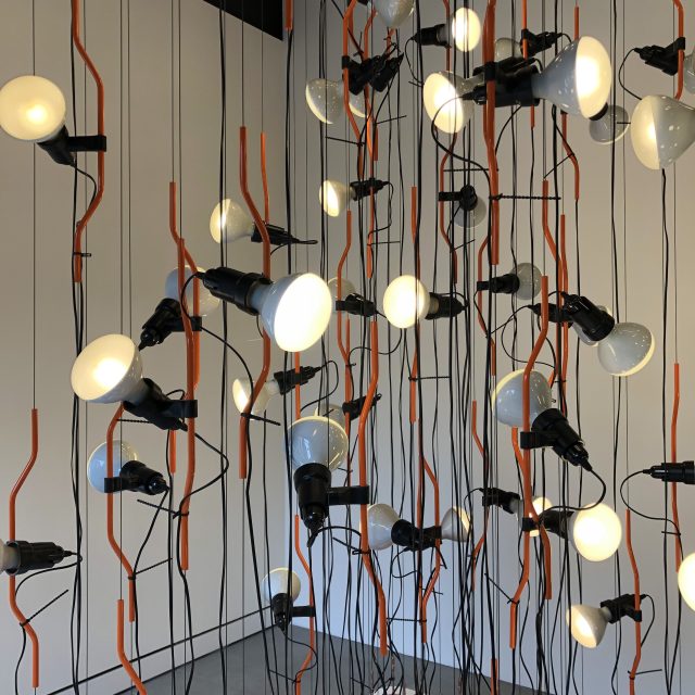 Svítidlo Parentesi v oblíbené barvě designéra Achilla Castiglioniho | foto: Adam Štěch,  Český rozhlas