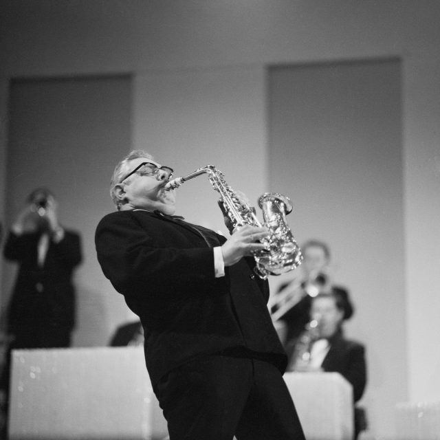 Šéfdirigent tanečního orchestru Československého rozhlasu Karel Krautgartner hraje na saxofon při koncertu ankety Zlatý slavík 1968. | foto: Karel Mevald,  ČTK