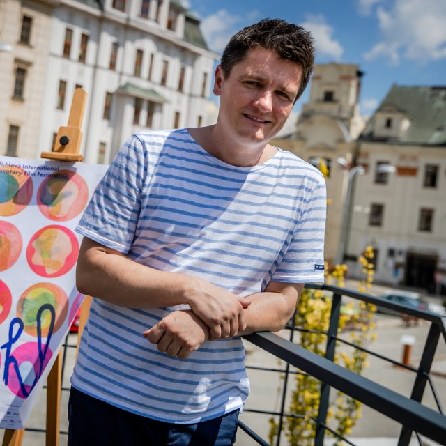 Ředitel MFDF Ji.hlava Marek Hovorka při slavnostním odhalení plakátu pro rok 2022 | foto: Radek Lavička,  MFDF Ji.hlava