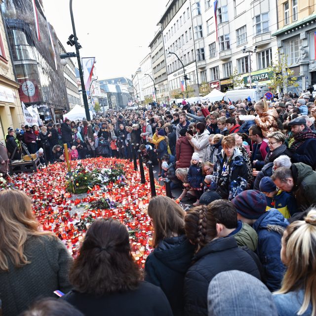 Pražská Národní třída se i letos stane hlavním dějištěm oslav 17. listopadu. Na návštěvníky budou čekat pouliční výstavy,  světelné instalace nebo audiovizuální projekce | foto: Tomáš Vodňanský,  Český rozhlas