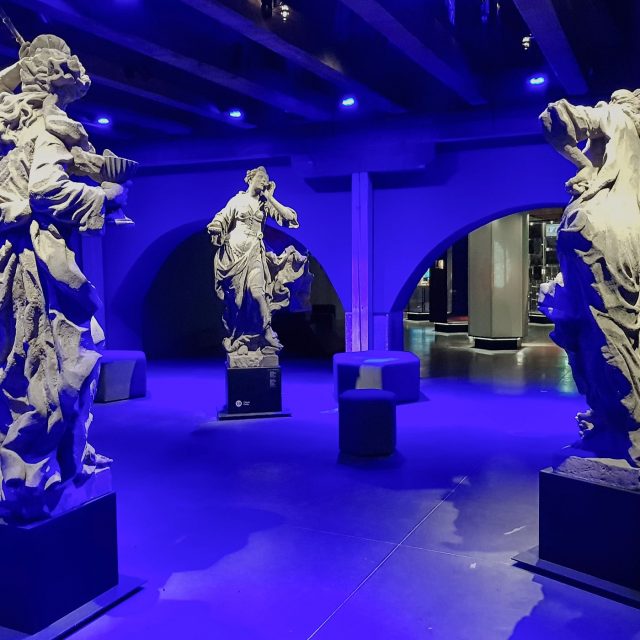 Zajímavou částí výstavy je soubor replik barokních soch,  na které je také promítaný videomaping | foto: Irena Šarounová,  Český rozhlas
