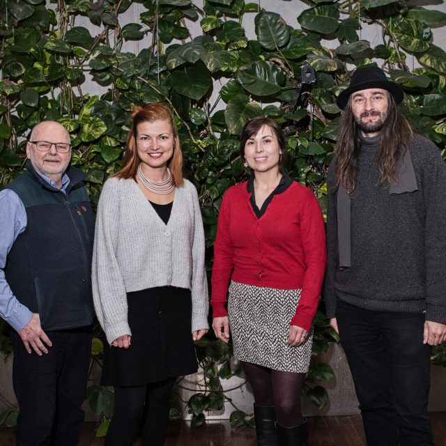 Hosté ArtCafé  (zleva) Petr Goglar,  představený pražské komunity bosých karmelitánů,  Dominika Mithofer,  farářka ČCE v Roztokách Anna Pokorná,  farář ČCE na Smíchově Jonatan Hudec | foto: Tomáš Vodňanský,  Český rozhlas