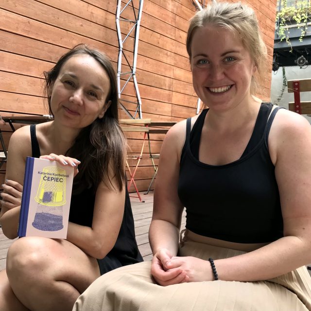 Spisovatelka Katarina Kucbelová  (vlevo s knihou) a moderatorka Anna Luňáková v Divadle Husa na provázku v Brně | foto: Jitka Kostelníková,  Český rozhlas