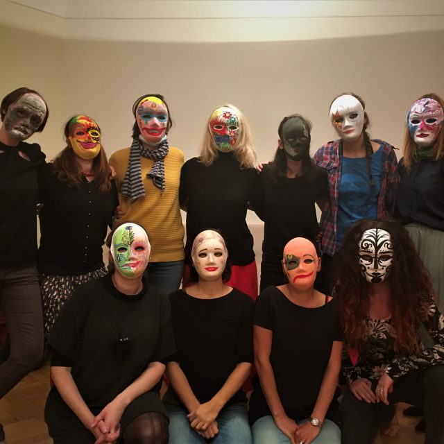 Účastnická skupina Zázemí při práci s maskami | foto: Zázemí - terapeutické centrum,  z. s.