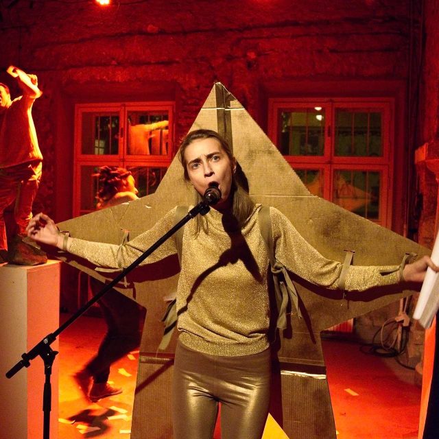 Miroslava Svolikova: Tahle zeď se pospojuje sama a hvězda promluvila,  hvězda taky něco řekla | foto: Divadlo Letí