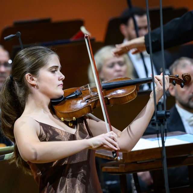houslistka Zoja Syguda na Finálovém koncertě Concertino Praga 2024 | foto: Petra Hajská