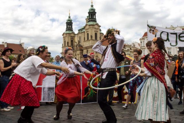 Studentský majáles si studenti sami pořádají,  organizují a také na něm vystupují. Právě dobrovolnictví a vlastní aktivita pravý majáles odlišují od komerčních akcí s podobým názvem,  říkají studenští organizátoři. | foto:  Máca J. Photography,  Studentský majáles