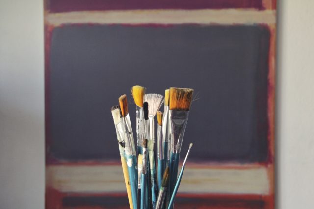 „Umělci,  kteří učí umění na vysokých školách,  často postrádají pedagogické schopnosti nebo metodiku,  jen se chodí bavit s lidmi, “ formuluje jinými slovy problém David Přílučík | foto: Fotobanka Pixabay,  CC0 1.0