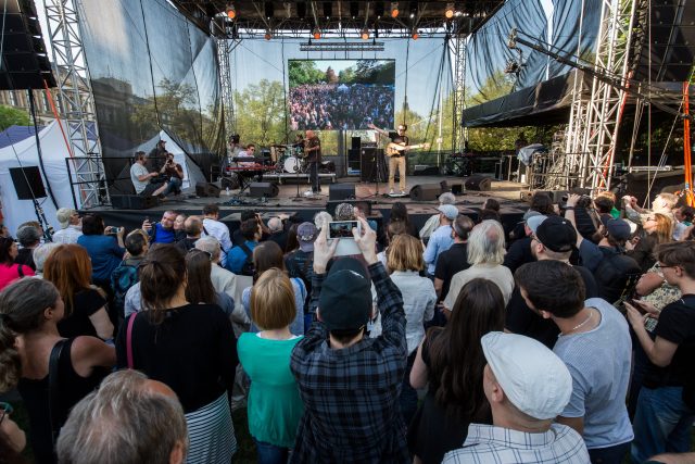 Oslava Mezinárodního dne jazzu 30. dubna. Na Karlově náměstí v Praze vystoupili The Herbaliser,  Laco Déczi a další | foto: Jiří Šeda