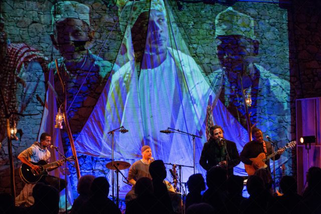 Na letošním festivalu Tvůrčí Afrika si je možné poslechnout world music z Komorských ostrovů v podání kapely Mwezi WaQ. Kytara,  baskytara,  bubny a vokály vyprávějí o životě komorského lidu,  o minulosti zalité lávou i o znovunalezené naději. | foto: Tvůrčí Afrika