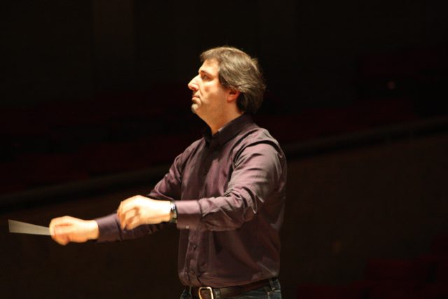 Dirigent / conductor Daniel Raiskin | foto: Jan Simon