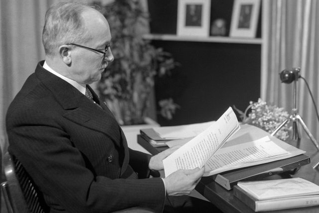 Edvard Beneš v rozhlasovém studiu  (24. 12. 1937).jpg | foto: Český rozhlas