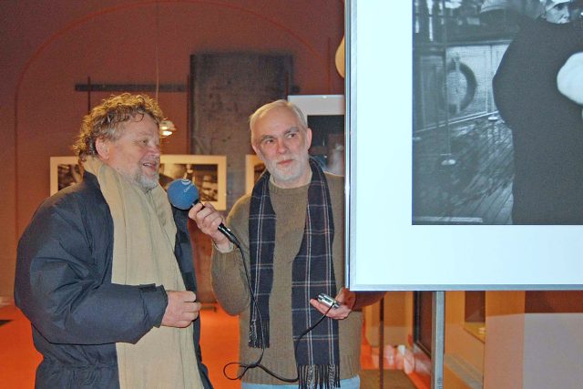 Výtvarný redaktor Karel Oujezdský natáčí rozhovor s fotografem Antonínem Kratochvilem  (na výstavě nazvané „Ženy Antonína Kratochvila“ v Galerii Jedné věci na Starém Městě) | foto: Helena Petáková