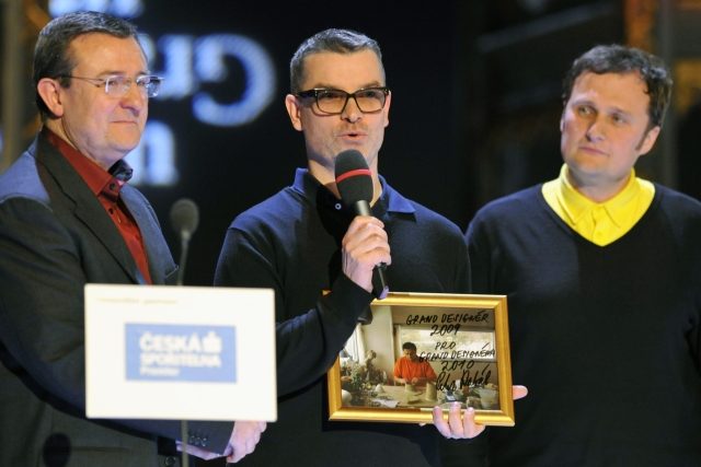 Jan Němeček  (vlevo) a Michal Froněk  (uprostřed) ze studia Olgoj Chorchoj získali 12. února v Praze hlavní cenu Czech Grand Design 2010 | foto: ČTK