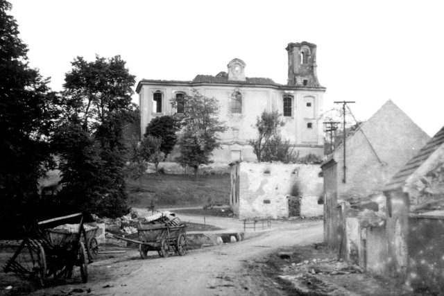 Pohled na střed vypálených Lidic s kostelem sv. Martina 11. června 1942  (unikátní snímek pořízený tajně českým četníkem Josefem Sýkorou) | foto:  z archívu Vojenského historického ústavu a Eduarda Stehlíka