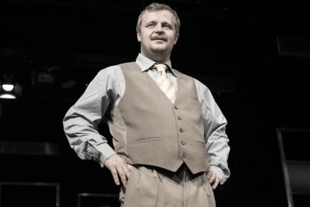 Vasil Fridrich jako David Brent v inscenaci Divadla Rokoko Kancl | foto: Igor Chmela,   Městská divadla pražská