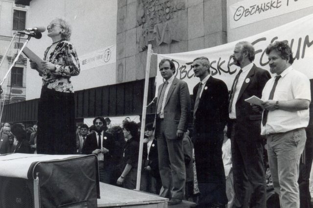 Dění při sametové revoluci v Jihlavě ,  vpravo stojí Petr Pithart | foto: Osobní archiv Petra Kubíčka