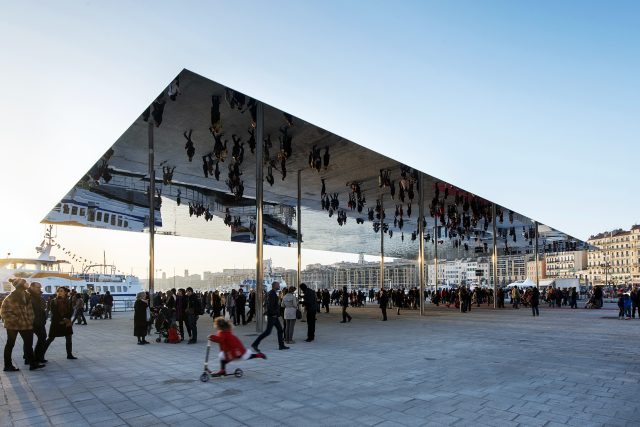Renovace starého přístavu s obřím zrcadlem v multikulturním Marseille | foto:  ®N.Young Foster Partners,  tiskový servis Galerie Jaroslava Fragnera