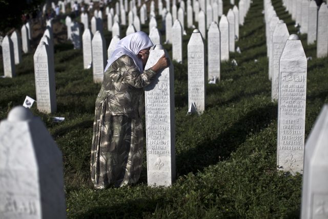 Kolem masových hrobů stály ženy a čekaly,  jestli se najdou ostatky jejich manželů,  otců,  synů. A o tom je moje kniha,  objasňuje Wojciech Tochman. | foto: ČTK