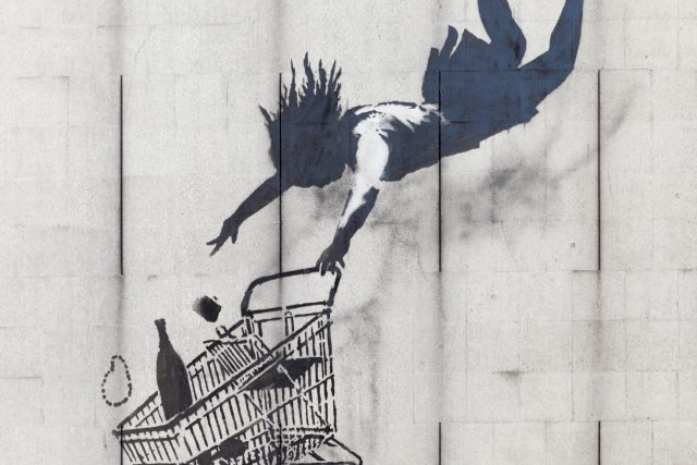 V Berlíně nyní vystavují Banksyho díla ze soukromých sbírek v rámci putovní výstavy s názvem The Art of Banksy. Bez přítomnosti i souhlasu autora graffiti Shop Until You Drop. | foto: Creative Commons Attribution-ShareAlike 3.0 Unported,   QuentinUK