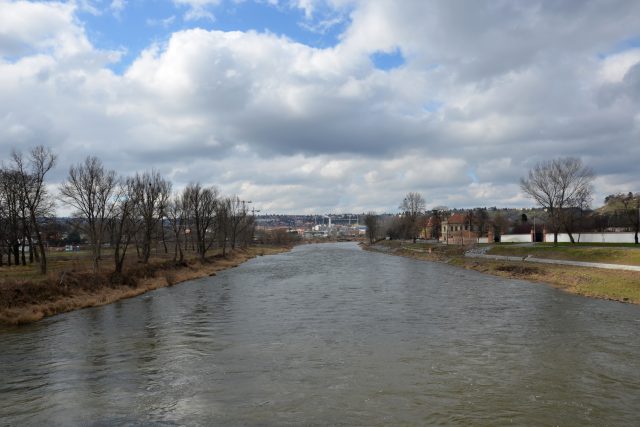 Vzadu čistírna odpadních vod mezi Trojou a Bubenčí | foto: Český rozhlas