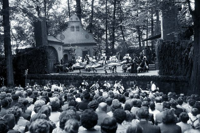 Inscenace Prodané nevěsty v provedení pražského Národního divadla v zámeckém amfiteátru v roce 1955 | foto:  Archiv festivalu Smetanova Litomyšl