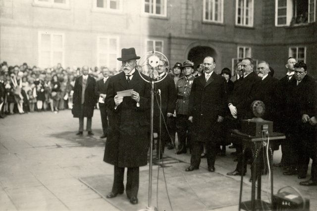 Prezident T. G. Masaryk hovoří ke školní mládeži. Rozhlasový přenos z Pražského hradu při oslavách 10. výročí republiky 27.10.1928,  za Masarykem stojí ministr školství Milan Hodža a kancléř Přemysl Šámal | foto: Archivní a programové fondy Českého rozhlasu