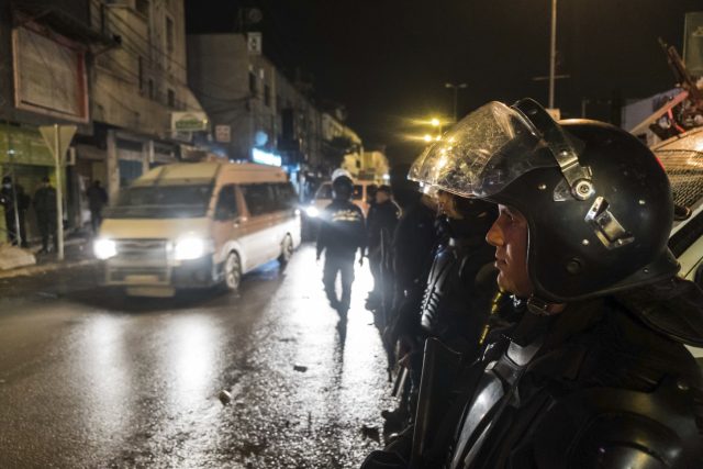 V Tunisku se vydávají za noci do ulic řady měst tisíce lidí,  aby protestovali proti prudkému zvýšení cen zboží | foto: Amine Landoulsi,  ČTK