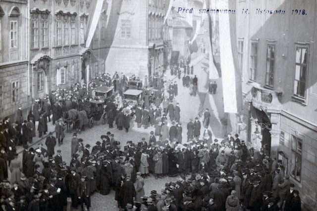 Před sněmovnou 14. listopadu 1918. Uvnitř poslanci právě volí první československou vládu a prezidenta | foto: Fotobanka Profimedia