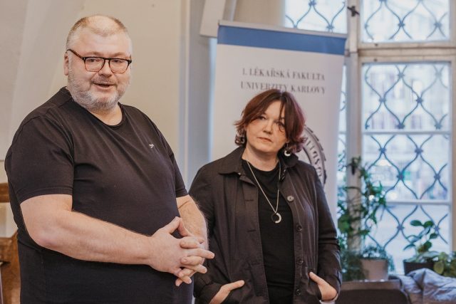 Spisovatel Petr Stančík a výtvarnice Galina Miklínová na křtu knihy Faustův dům a díra do stropu | foto: 1. lékařská fakulta Univerzity Karlovy,  Nakladatelství Meander