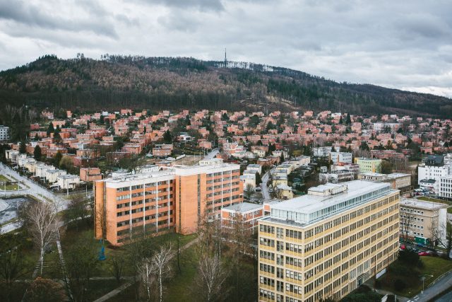 Jižně od Baťova mrakodrapu se rozkládá městská čtvrť Letná,  dílo architekta Jana Kotěry,  který vypracoval urbanistický plán na stavbu první dělnické kolonie firmy baťa | foto: Jana Volková