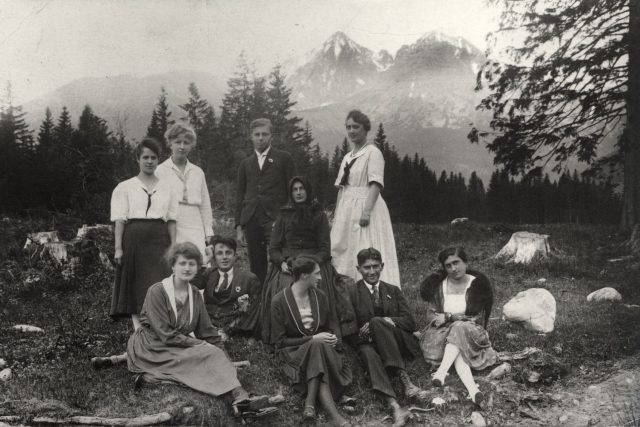 Franz Kafka  (sedící vpravo) během svého pobytu ve Vysokých Tatrách s lékařem Robertem Klopstockem  (sedící vlevo) | foto: Profimedia
